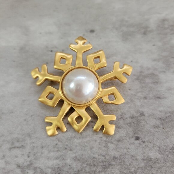 Gold Tone Faux Pearl Snowflake Brooch Pin - Picture 1 of 6